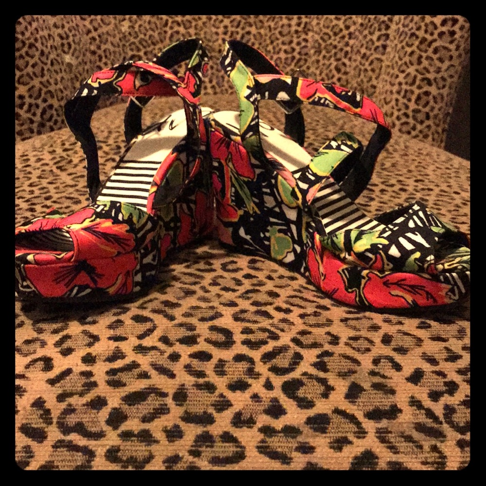 Dv8 neon floral wedges 7.5